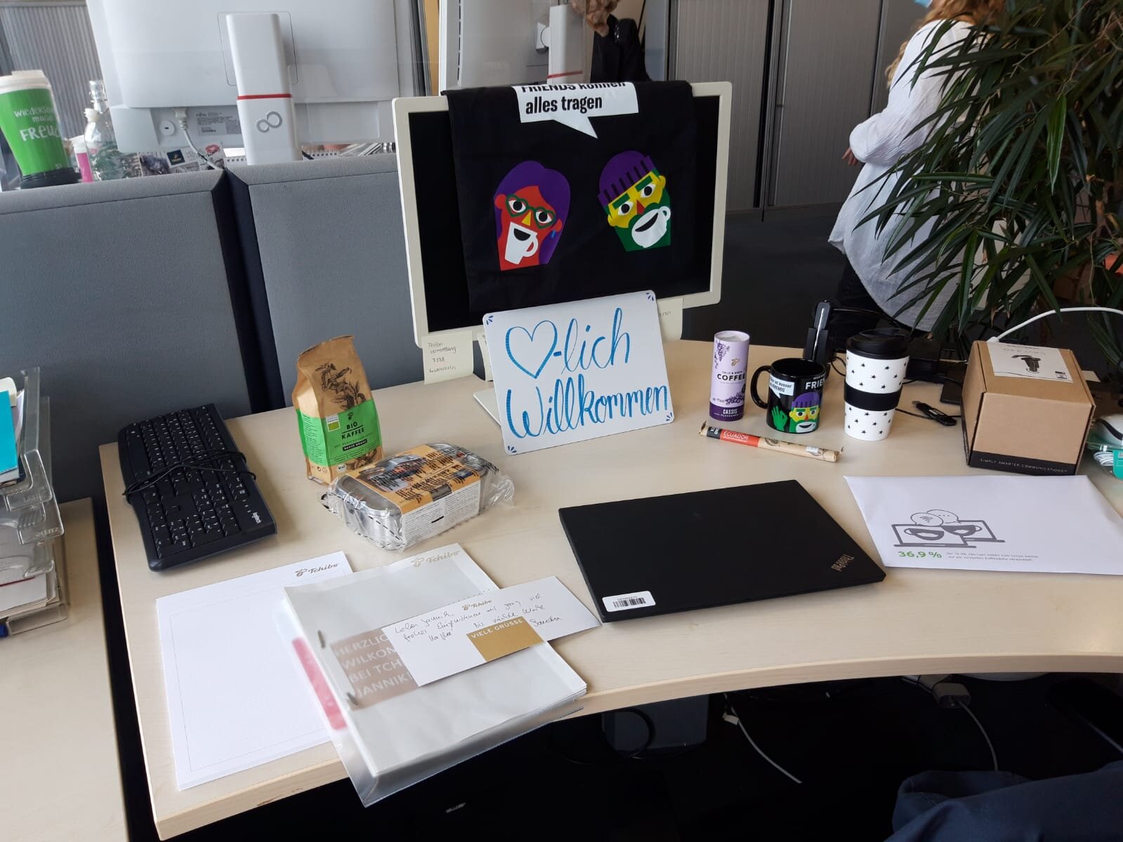 Dekorierter Büroarbeitsplatz mit Willkommen-Schild