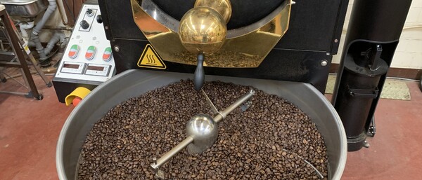 Kaffeeröstmaschine mit gerösteten Bohnen
