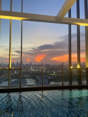 Link: Großansicht des Bildes - Bildinhalt: Rooftop-Pool mit Stadtpanorama bei Sonnenuntergang
