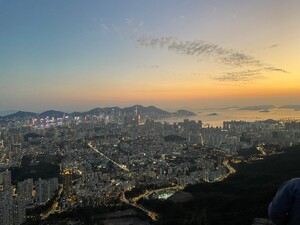 Link: Großansicht des Bildes - Bildinhalt: Luftaufnahme einer Küstenstadt bei Sonnenuntergang