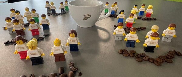 Legofiguren und Kaffeetasse mit Bohnen-Kreis