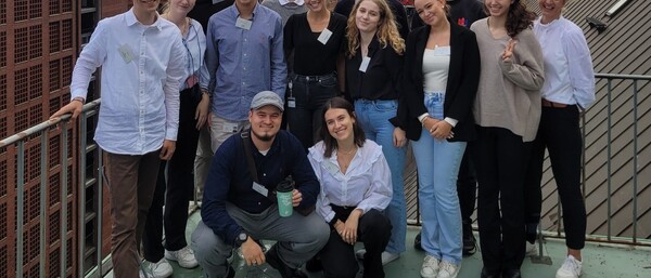 Gruppe junger Menschen auf Dachterrasse