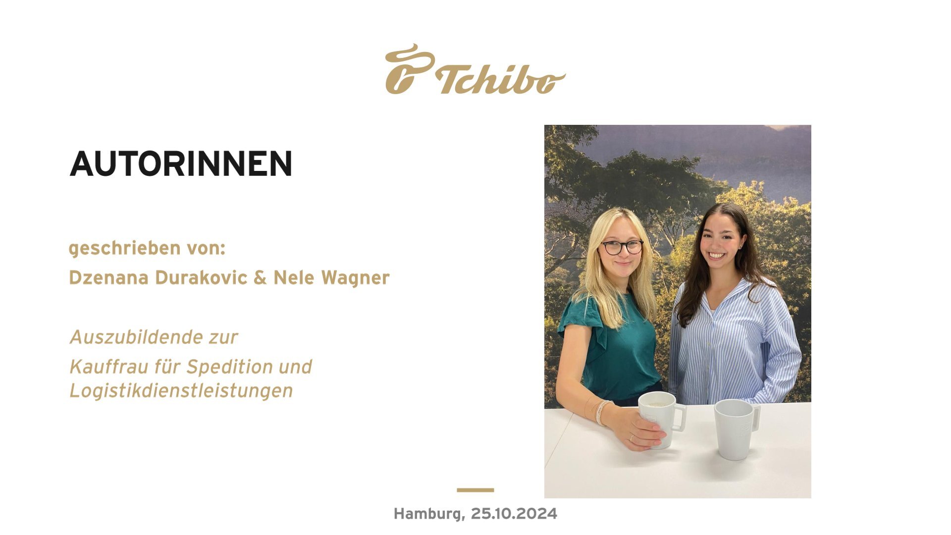 Zwei Frauen mit Kaffeetassen vor Waldmotiv