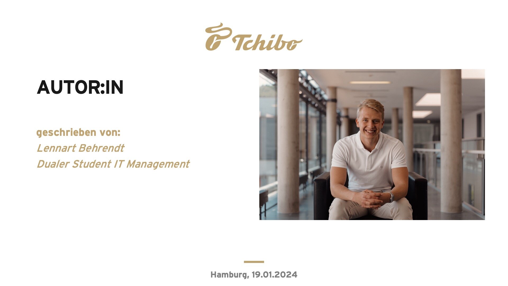 Mann im weißen Polo sitzt in modernem Bürogang