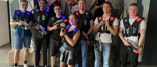 Gruppe junger Leute mit Lasertag-Ausrüstung