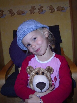 Link: Großansicht des Bildes - Bildinhalt: Kind hält Teddybär auf dem Schoß