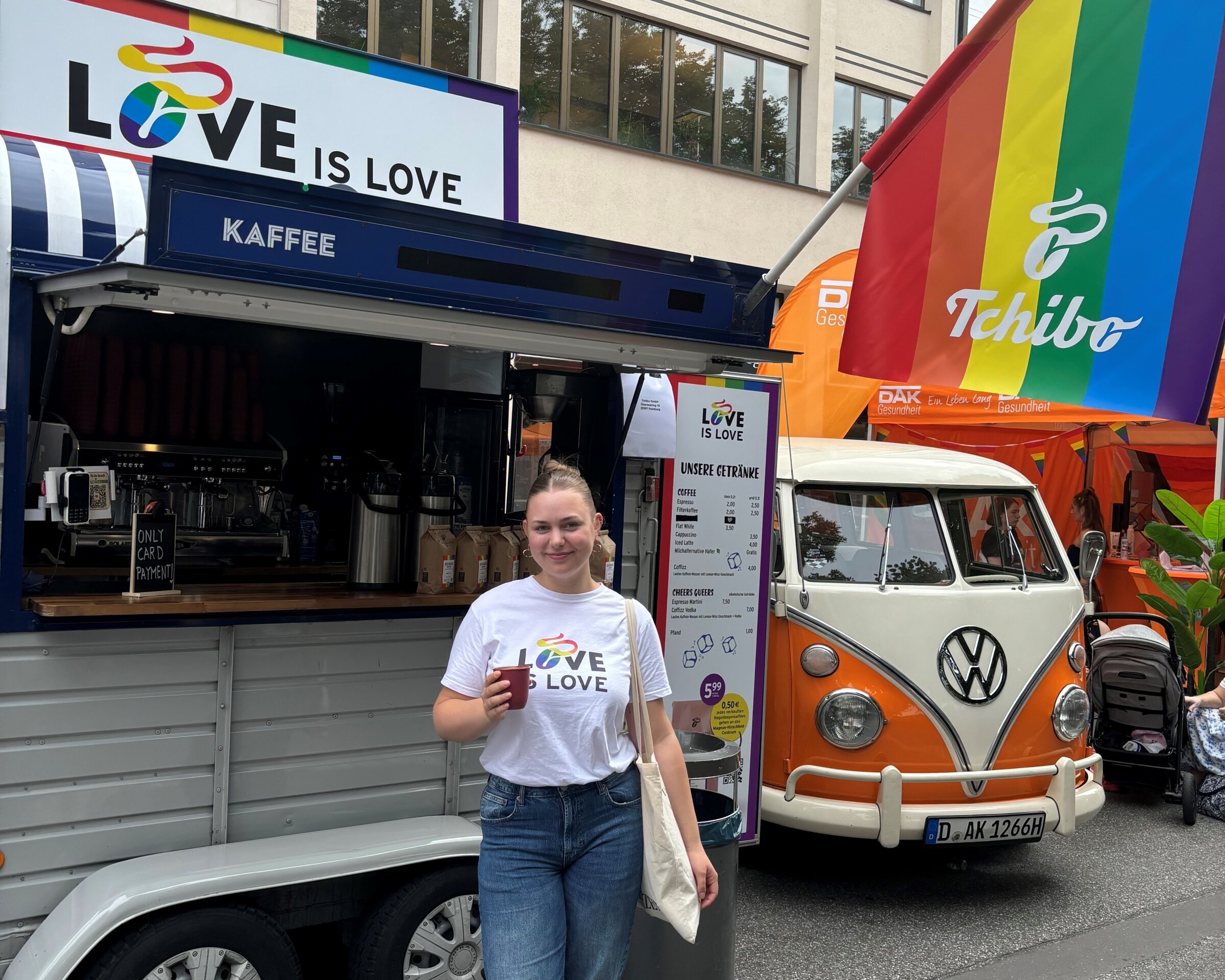 Person vor Coffee-Truck mit Regenbogenflagge