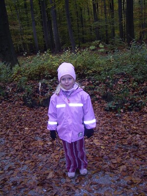 Link: Großansicht des Bildes - Bildinhalt: Kind im pinken Mantel im herbstlichen Wald