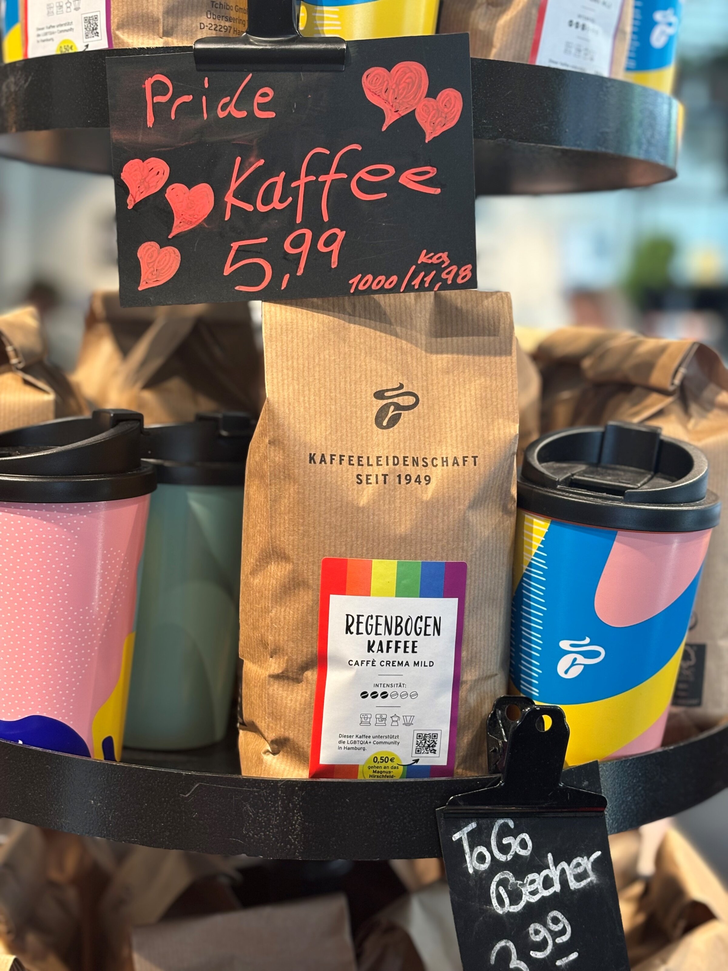 Pride-Angebot: Regenbogenkaffee und bunte Becher