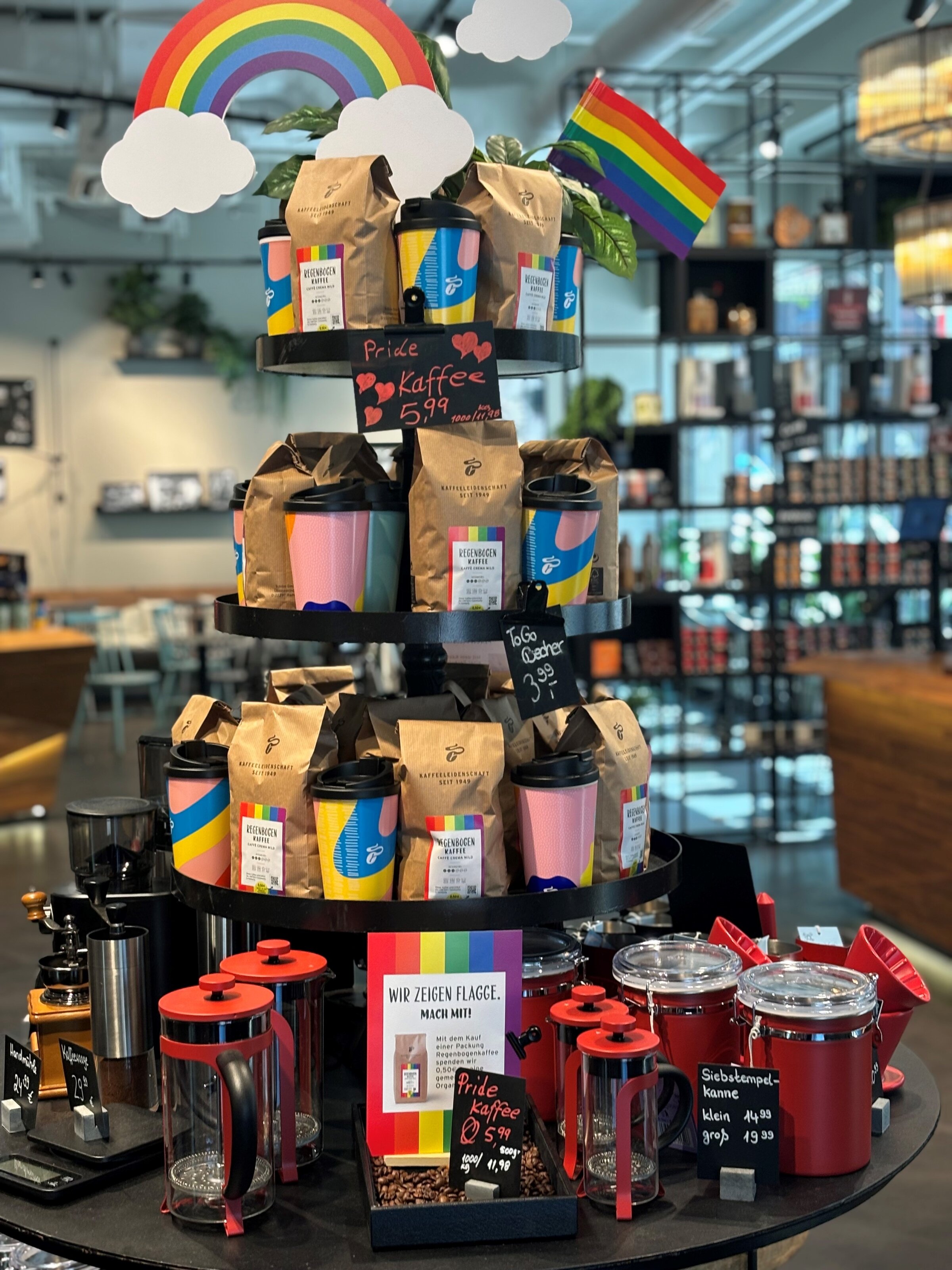 Kaffeetisch mit Pride-Deko, Regenbogen und Flagge