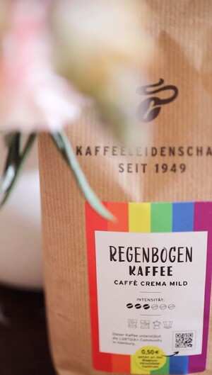 Link: Großansicht des Bildes - Bildinhalt: Kaffeepackung Regenbogen Kaffee mit Pride-Farben