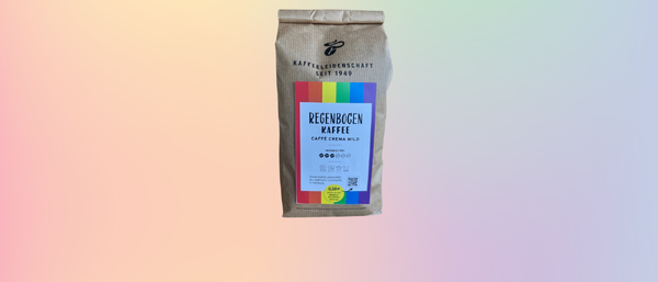 Kaffeepackung „Regenbogen Kaffee“ auf Pastellhintergrund