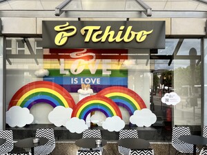 Link: Großansicht des Bildes - Bildinhalt: Tchibo-Schaufenster mit Regenbögen und „Love is Love“