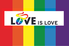 Regenbogenflagge mit Text „LOVE IS LOVE“