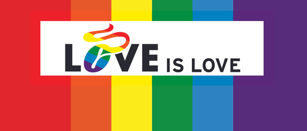Regenbogenflagge mit Text „LOVE IS LOVE“