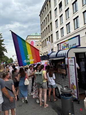 Link: Großansicht des Bildes - Bildinhalt: Menschenmenge vor Kaffee-Truck mit Regenbogenflagge