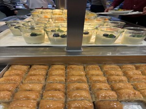 Link: Großansicht des Bildes - Bildinhalt: Tablett mit Baklava und Panna Cotta im Glas