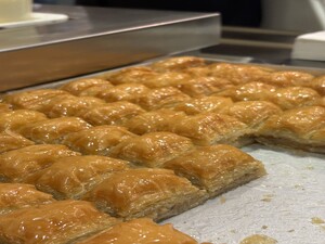 Link: Großansicht des Bildes - Bildinhalt: Tablett mit frisch gebackenem, glänzendem Baklava