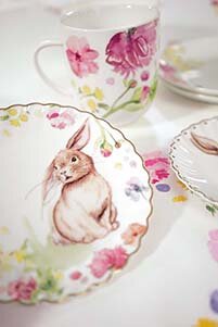 Teller mit Hasenmotiv und Blumen, passende Tasse