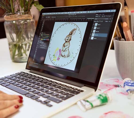 Laptop mit digitaler Illustration eines Hasen