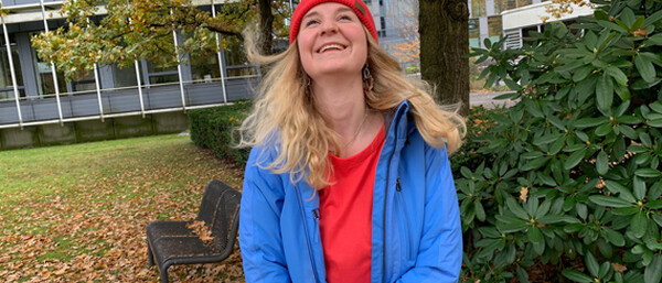 Person im blauen Mantel im herbstlichen Park
