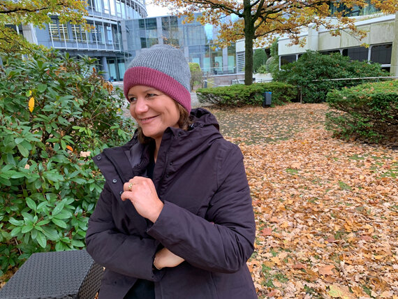 Person mit Mütze im herbstlichen Park