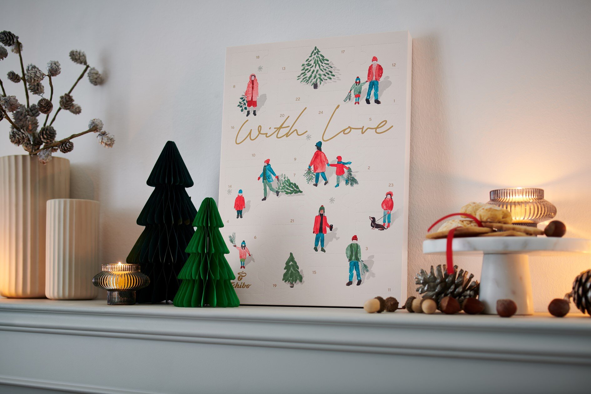 Weihnachtlich dekoriertes Sideboard mit Adventskalender