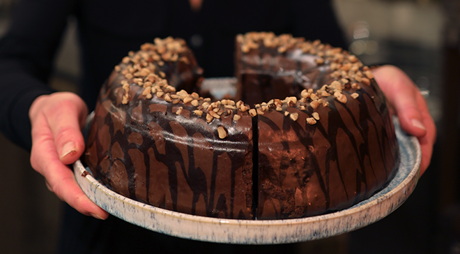 Schokogugelhupf mit Nüssen auf Teller