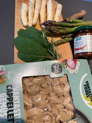Link: Großansicht des Bildes - Bildinhalt: Weißer und grüner Spargel, Kräuter, Pasta, Pesto