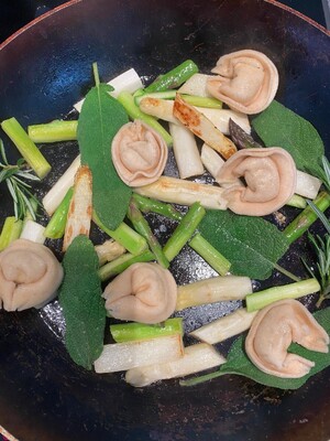 Link: Großansicht des Bildes - Bildinhalt: Tortellini mit Spargel und Salbeiblättern in Pfanne