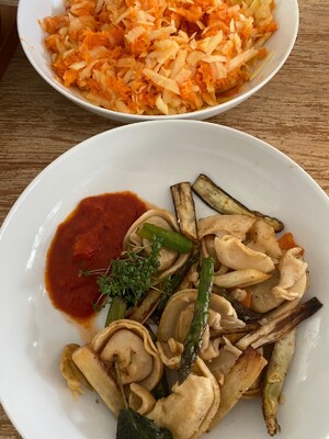 Link: Großansicht des Bildes - Bildinhalt: Tortellini mit Gemüse, Tomatensoße und Rohkostsalat