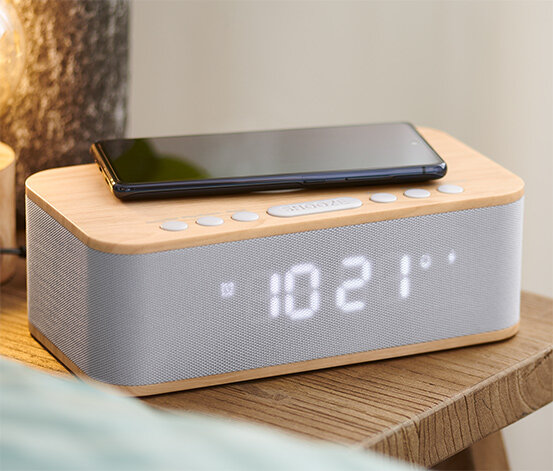 Digitaler Wecker aus Holz mit Smartphone oben drauf