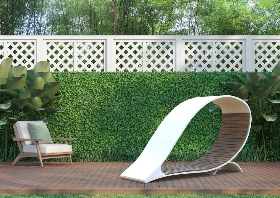 Moderner Garten mit Sessel und geschwungener Liege