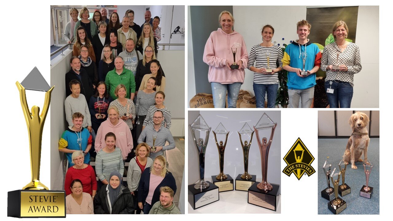 Menschen und Hund mit mehreren Stevie Awards
