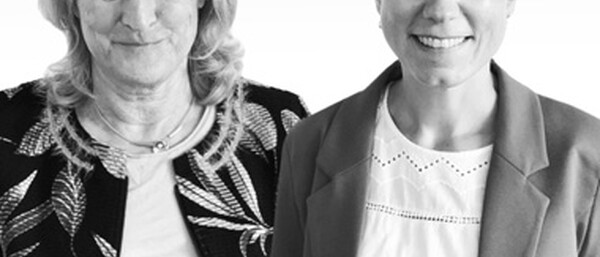 Zwei Frauen und Text „Fünf Tassen täglich“