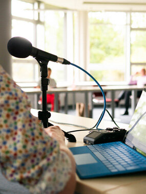 Mikrofon und Laptop in einem Seminarraum