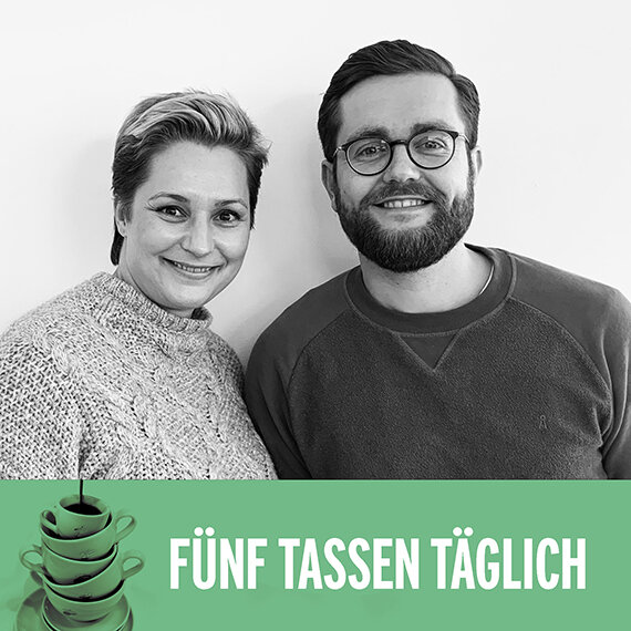 Zwei Personen, Schrift „FÜNF TASSEN TÄGLICH“