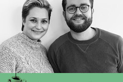 Zwei Personen und Schriftzug „Fünf Tassen täglich“
