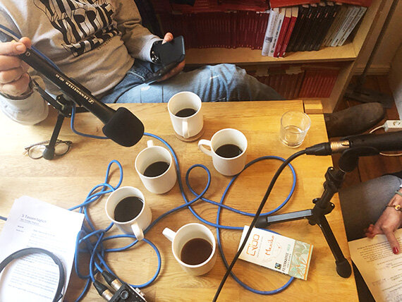 Podcast-Aufnahme mit Mikrofonen und Kaffeetassen