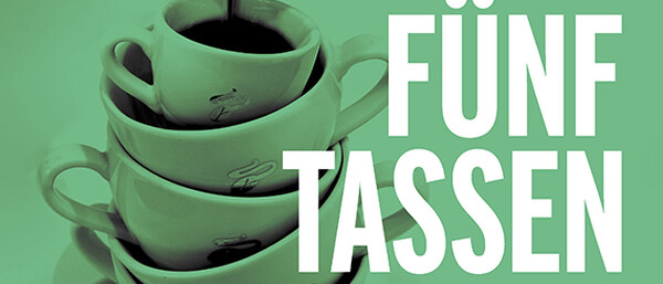 Gestapelte Kaffeetassen, Text „Fünf Tassen täglich“