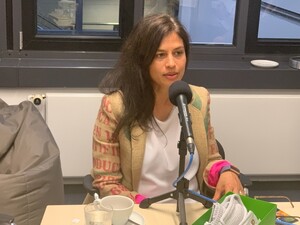 Link: Großansicht des Bildes - Bildinhalt: Frau mit Mikrofon in Aufnahmestudio