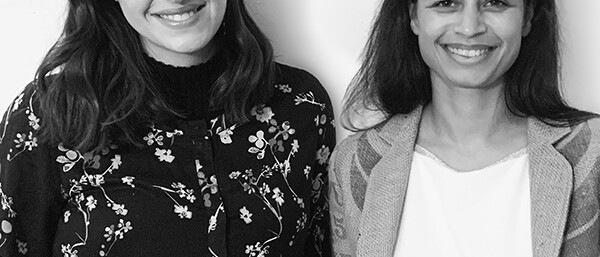 Zwei Frauen mit verpixelten Gesichtern, Text unten