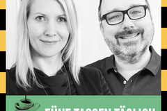 Zwei Personen mit Text „FÜNF TASSEN TÄGLICH“
