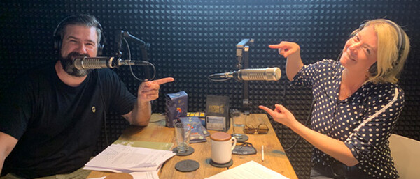 Zwei Personen sprechen im PODCAST-Studio
