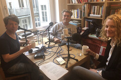 Drei Personen nehmen Podcast in Bücherzimmer auf