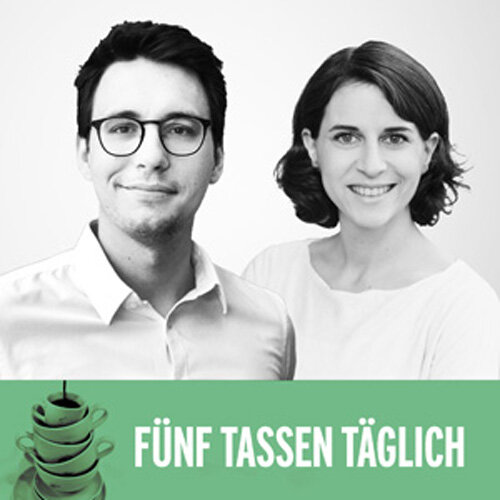 Zwei Personen mit Text „Fünf Tassen täglich“