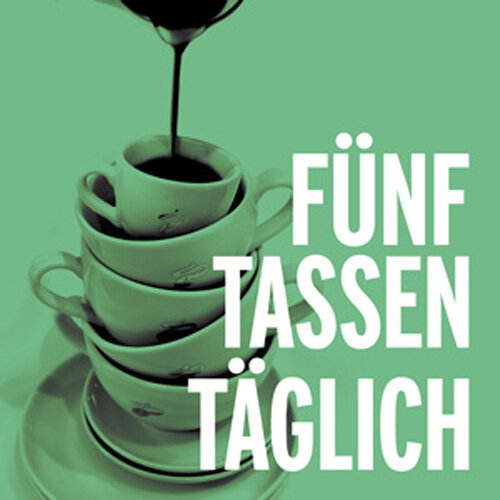 Gestapelte Kaffeetassen mit Text „Fünf Tassen täglich“