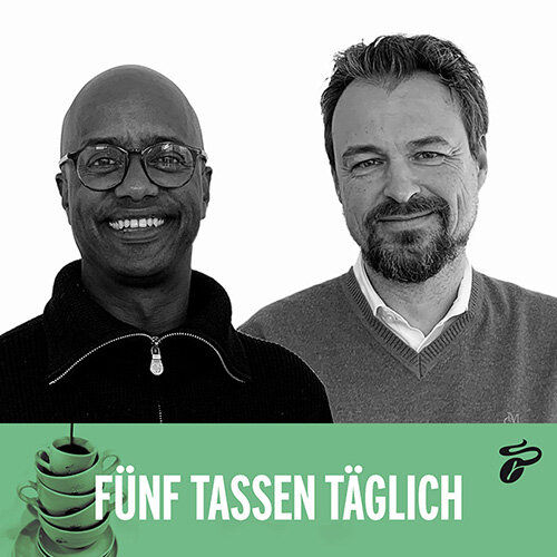 Zwei Personen über Banner mit „Fünf Tassen täglich“