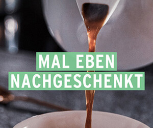 Link: Großansicht des Bildes - Bildinhalt: Kaffee wird in eine Tasse eingeschenkt
