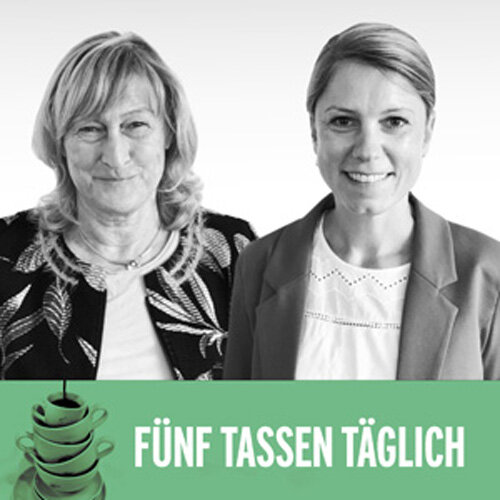 Zwei Frauen und Schriftzug „Fünf Tassen täglich“